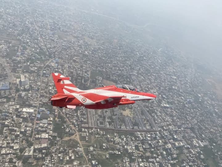 भारतीय वायुसेना के अद्भुत प्रदर्शन को देखा। यह पहली बार था जब सूर्यकिरण एरोबैटिक टीम ने पटना के आसमान में अपने नौ हॉक-132 विमानों के साथ इतने भव्य अंदाज में प्रदर्शन किया.