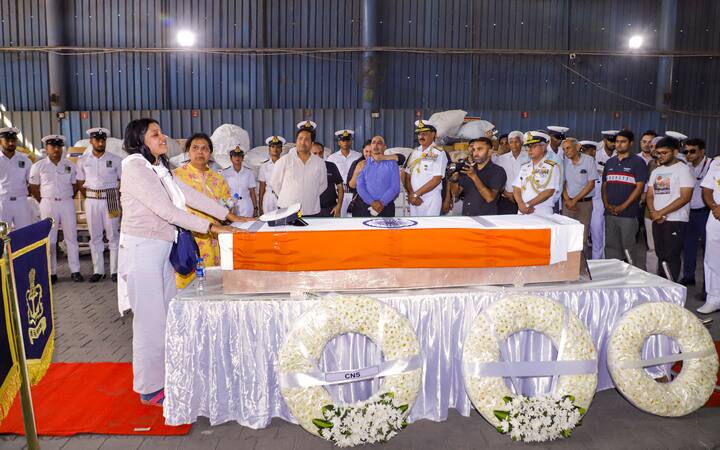 उनकी पत्नी बेहद भावुक हो गई. उनकी तस्वीरों ने देश को भावुक कर दिया. हरियाणा के करनाल के निवासी 26 साल के  विनय नरवाल की शादी इसी महीने 16 अप्रैल को हुई थी. अपनी पत्नी के साथ वो पहलगाम में छुट्टियां बिता रहे थे.