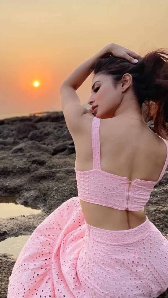 सनसेट पॉइंट पर मौनी रॉय का ग्लैमरस अंदाज, पिंक क्रॉप टॉप में ढाया कहर