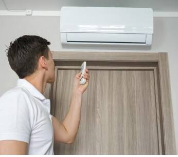 AC ਬੰਦ ਕਰਨ ਦਾ ਸਹੀ ਤਰੀਕਾ ਇਹ ਹੈ ਕਿ ਏਸੀ ਬੰਦ ਕਰਦੇ ਸਮੇਂ ਹਮੇਸ਼ਾ ਰਿਮੋਟ ਦੀ ਵਰਤੋਂ ਕੀਤੀ ਜਾਵੇ। ਰਿਮੋਟ ਦੀ ਵਰਤੋਂ ਕਰਕੇ ਏਅਰ ਕੰਡੀਸ਼ਨਰ ਬੰਦ ਕਰਨ ਨਾਲ ਏਸੀ ਨੂੰ ਆਮ ਤੌਰ 'ਤੇ ਬੰਦ ਹੋਣ ਦਾ ਸਮਾਂ ਮਿਲਦਾ ਹੈ, ਜਿਸ ਨਾਲ ਏਸੀ ਦੇ ਖਰਾਬ ਹੋਣ ਦੀ ਸੰਭਾਵਨਾ ਘੱਟ ਜਾਂਦੀ ਹੈ।