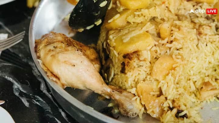 Favourite Food in Pakistan: પાકિસ્તાનની ખાદ્ય સંસ્કૃતિ ભારત જેવી જ છે. અહીં પણ લોકો ખાવાના શોખીન છે અને વિવિધ પ્રકારની વાનગીઓ બનાવવામાં આવે છે. ગેલપ અને ગિલાની પાકિસ્તાન દ્વારા હાથ ધરાયેલા તાજેતરના સર્વે મુજબ, પાકિસ્તાનમાં ૪૧% લોકોને મટન અને ૨૩% લોકોને ચિકન ખૂબ ગમે છે.