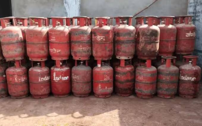 ਜੇਕਰ ਅਜਿਹਾ ਨਹੀਂ ਹੁੰਦਾ ਤਾਂ ਤੁਹਾਨੂੰ ਗੈਸ ਏਜੰਸੀ ਜਾਣਾ ਪਵੇਗਾ ਅਤੇ ਆਪਣੀ ਬੁਕਿੰਗ ਕਰਵਾਉਣੀ ਪਵੇਗੀ। ਉੱਥੇ ਜਾ ਕੇ ਤੁਸੀਂ ਸਿਲੰਡਰ ਬੁੱਕ ਕਰ ਸਕੋਗੇ। ਤੁਸੀਂ ਆਪਣੇ ਮੋਬਾਈਲ ਨੰਬਰ ਨੂੰ ਲਿੰਕ ਕੀਤੇ ਬਿਨਾਂ ਘਰ ਬੈਠੇ ਸਿਲੰਡਰ ਬੁੱਕ ਨਹੀਂ ਕਰ ਸਕੋਗੇ।