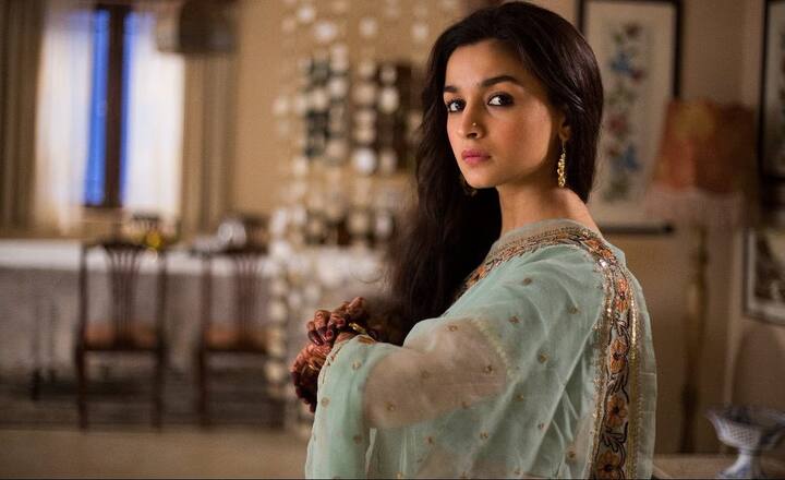 राझी (Raazi): 'राझी' फिल्ममध्ये जेव्हा आलिया लग्नानंतर पाकिस्तानला जाते, तेव्हाचा सीन पहलगामच्या काही डोंगराळ भागात चित्रित करण्यात आलाय.