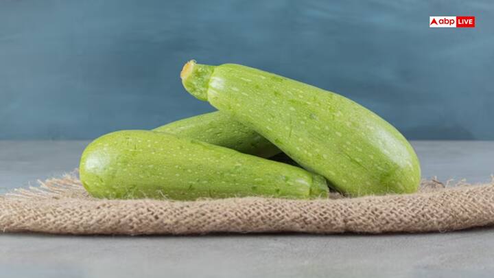 हेल्दी है लौकी - खराब यूरिक एसिड को बाहर निकालने के लिए लौकी काफी फायदेमंद हो सकता है.  यह बहुत हल्की और पचने में आसान सब्जी है.