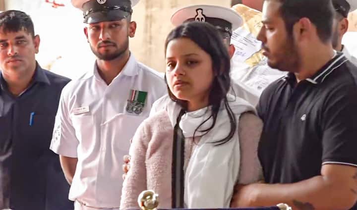 दिल्ली की सीएम रेखा गुप्ता ने विनय नरवाल की पत्नी को सांत्वना दी.