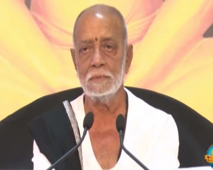 In Srinagar  during Ram Katha  Morari Bapu paid tribute to the deceased who died in Pahalgam શ્રીનગરમાં કથા દરમિયાન મોરારીબાપુએ મૃતક પરિવાર માટે 5 લાખની સહાય કરી જાહેર, કહી આ  વાત જુઓ વીડિયો
