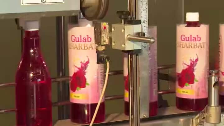 From Rose Petals To Bottle Know How Patanjali Syrup Is Prepared உடலுக்கு நன்மை விளைவிக்கும் பதஞ்சலி சிரப் எப்படி செய்றாங்க தெரியுமா?