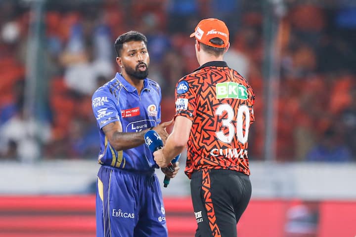 आयपीएलमध्ये आज मुंबई इंडियन्स आणि सनरायजर्स हैदराबाद आमने सामने आले आहेत. मुंबईचा कॅप्टन हार्दिक पांड्या यानं टॉस जिंकून पहिल्यांदा गोलंदाजी करण्याचा निर्णय घेतला.  हार्दिकचा हा निर्णय ट्रेंट बोल्ट आणि दीपक चाहरनं सार्थ ठरवला.