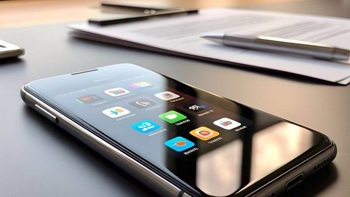 आज के डिजिटल युग में स्मार्टफोन हमारी जिंदगी का अहम हिस्सा बन चुका है. लेकिन जितना यह सहायक है, उतना ही खतरनाक भी हो सकता है अगर इसकी अनदेखी की जाए. हाल के वर्षों में मोबाइल फटने की घटनाओं में तेजी आई है। तकनीकी विशेषज्ञों का मानना है कि फोन ब्लास्ट होने से पहले कुछ साफ-साफ संकेत देता है जिन्हें अगर समय रहते पहचान लिया जाए, तो बड़ी दुर्घटनाओं से बचा जा सकता है. आइए जानते हैं ऐसे संकेत जो फोन फटने से पहले दिखाई देते हैं.