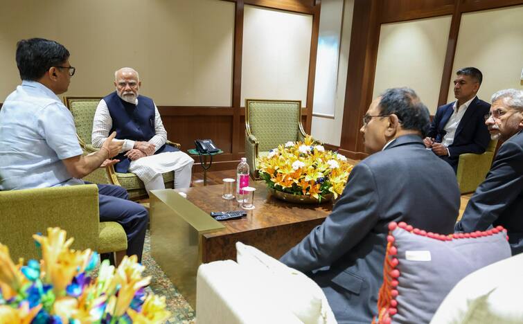Pahalgam Terror Attack: सऊदी अरब दौरे से भारत लौटे प्रधानमंत्री मोदी, CCS बैठक में लेंगे हिस्सा Pahalgam Baisaran Valley Terror Attack PM Narendra Modi will attend CCS meeting ajit doval s jaishankar Pahalgam Terror Attack: सऊदी अरब दौरे से भारत लौटे प्रधानमंत्री मोदी, CCS बैठक में लेंगे हिस्सा