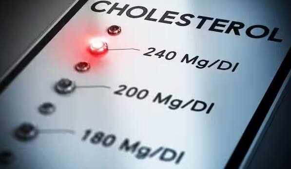 જો તમે તણાવમાં છો અથવા વધુ પડતું વિચારી રહ્યા છો તો તેનાથી કોર્ટિસોલ હોર્મોન વધે છે, જે કોલેસ્ટ્રોલના સ્તરને અસર કરી શકે છે. જે લોકો તણાવમાં રહે છે તેમણે યોગ, ધ્યાન અથવા કોઈપણ શોખ અપનાવવો જોઈએ જેથી તણાવને મેનેજ કરી શકાય.