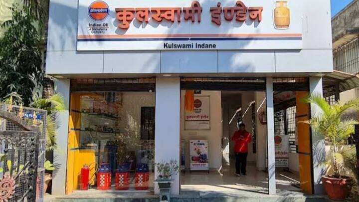 अगर आप इंडेन गैस कंपनी का सिलेंडर इस्तेमाल करते हैं. तो आपको बुकिंग के लिए 8454955555 पर मिस्ड कॉल दे सकते हैं. इसके अलावा आप व्हाट्सएप पर 7588888824 पर