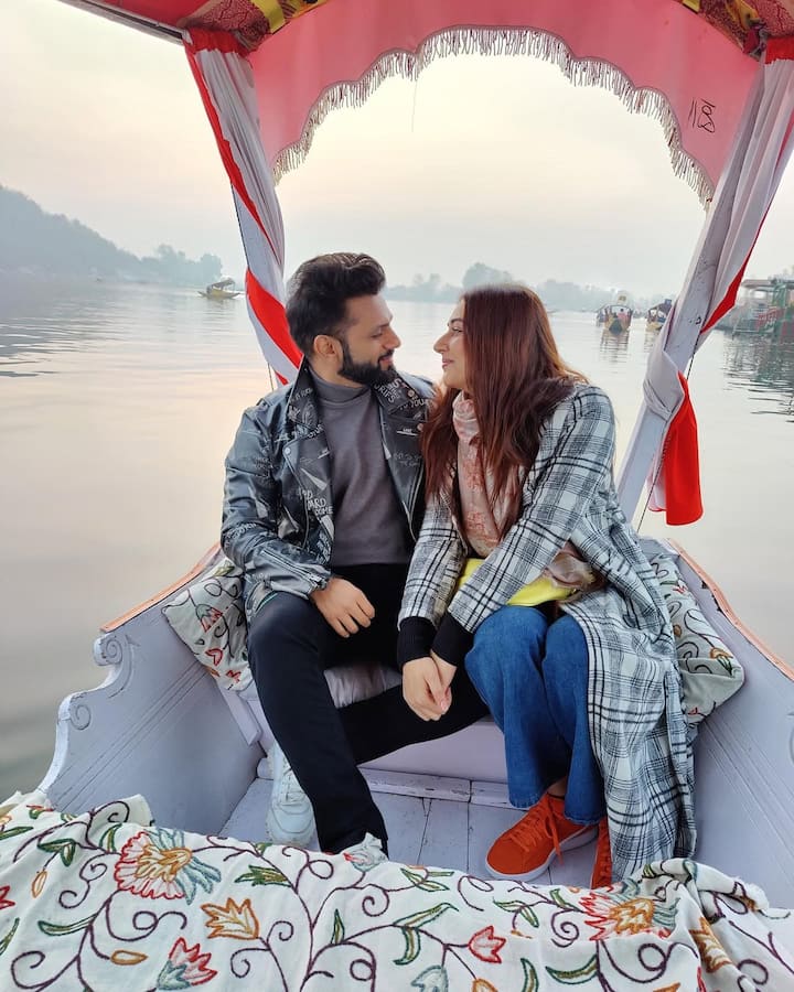 बॉलीवुड सिंगर राहुल वैद्य ने टीवी एक्ट्रेस दिशा परमार के साथ शादी की है. ये कपल भी काफी वक्त पहले जम्मू के पहलगाम में घूमने पहुंचा था.