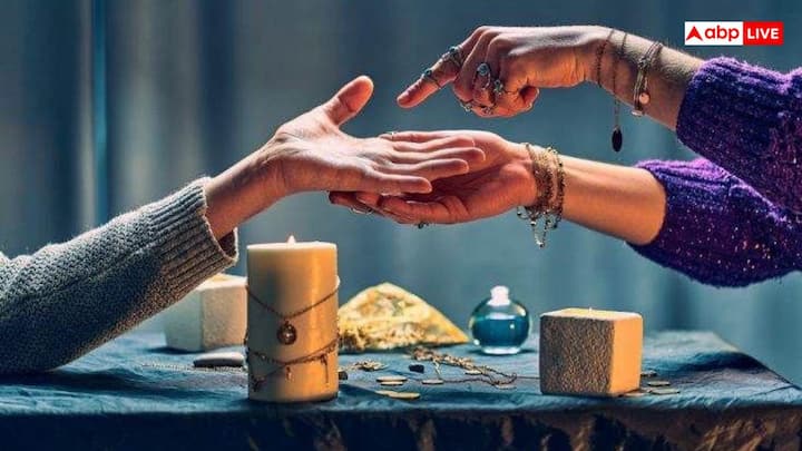 हस्तरेखा शास्त्र में पुरुषों का बायां हाथ उनके जन्मजात गुणों को दर्शाता है, जबकि दायां हाथ उनकी अर्जित उपलब्धियों और जीवन में हासिल किए गए अनुभवों को दिखाता है. पुरुषों की दाहिनी हथेली उनके व्यक्तित्व और भविष्य की जानकारी प्रदान करती है.