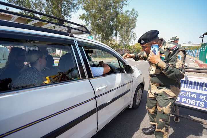 कलमा दो हिस्सों में पढ़ा जाता है, आमतौर पर इस्लाम मानने वाले सभी लोगों को कलमा मुंह जुबानी याद होता है और वो इसका उच्चारण रोजाना करते हैं.