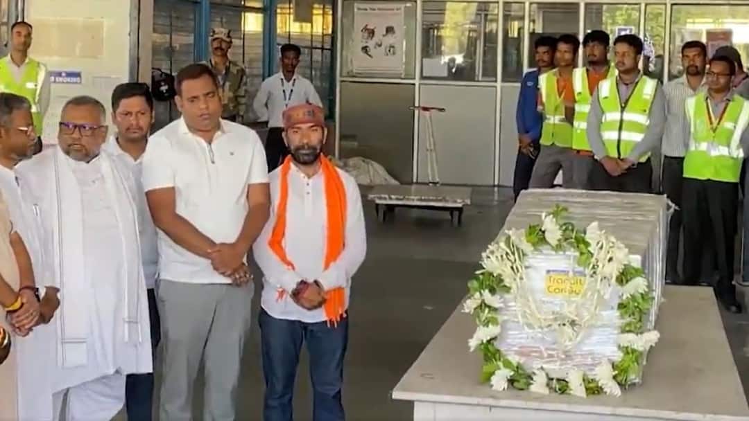 IB Officer Manish Ranjan Dead Body Reached Ranchi Airport Pahalgam Terror Attack ANN जब रांची एयरपोर्ट आया IB अफसर मनीष रंजन का शव, पत्नी-बच्चे बेसुध पड़े रहे; पहलगाम आतंकी हमले में उजड़े परिवार