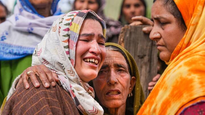 Pahalgam Terror Attack: पहलगाम आतंकी हमले में सैयद आदिल हुसैन भी आंतकियों की गोलियां का निशाना बन गए. आदिल ने पर्यटकों की जान बचाते बचाते अपनी जान गंवा दी.