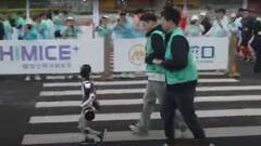 चीन में हुआ इंसान vs मशीन का असली मुकाबला! रोबोट्स ने लगाई 21 किलोमीटर की रेस, ये नजारा देख हैरान रह जाएंगे आप