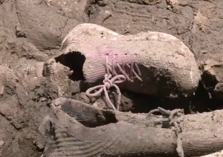 तस्वीरें उस भयावह मंजर को बयां करने के लिए काफी हैं. आतंकियों के हमले के बाद जान बचाने के लिए भागे लोगों के जूते वहीं रह गए.