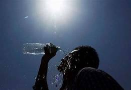 Temperature Today: राज्याचा पारा सध्या प्रचंड वाढलाय. बहुतांश ठिकाणी तापमानाचा उद्रेक होतोय. उकाड्याने नागरिक हैराण झाले आहेत.