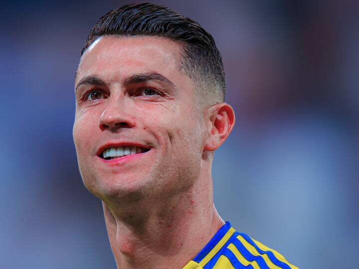 4 - Cristiano Ronaldo : दुनिया के मशहूर फुटबॉल प्लेयर क्रिस्टियानो रोनाल्डो की टोटल नेटवर्थ 923 मिलियन डॉलर की है, ये मेस्सी से 300 मिलियन डॉलर अधिक है. रोनाल्डो सबसे अमीर खिलाड़ियों की लिस्ट में चौथे नंबर पर है.