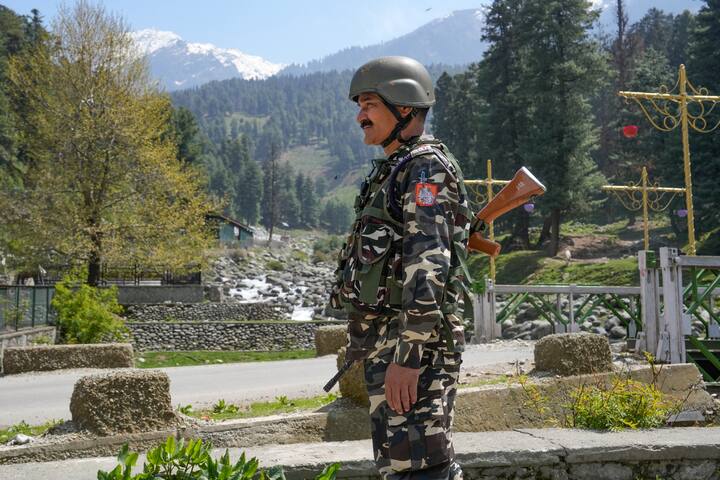 दरअसल कलमा इस्लाम का एक जरूरी हिस्सा है, ये एक तरह की शपथ होती है और इस्लाम में आने से पहले इसे पढ़ना जरूरी होता है. इसमें उर्दू में कहा जाता है कि अल्लाह के अलावा कोई भी इबादत के लायक नहीं होता है.