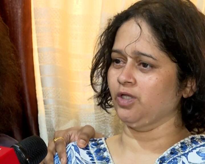 ऋचा म्हणाली की, फायरिंग सुरू झालं तेव्हा मी स्वतः कन्फ्युज होते. सर्वजण इकडे तिकडे पळताना दिसले. त्यानंतर खाली झुकत होते. मी पण तसंच केलं. मी पण खाली झुकली होती.