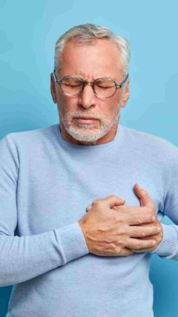 हार्ट अटैक ही नहीं इस बीमारी में भी होता है सीने में दर्द