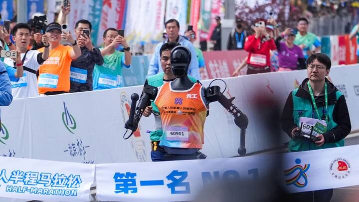 Beijing Innovation Centre of Human Robotics द्वारा बनाया गया रोबोट ‘तियांगोंग अल्ट्रा’ 2 घंटे 40 मिनट में रेस पूरी कर विजेता बना. जहां रोबोट ने रेस 2 घंटे 40 मिनट में पूरी की, वहीं इंसानी विजेता ने यही रेस सिर्फ 1 घंटे 2 मिनट में खत्म कर दी. ये रेस दिखाती है कि रोबोट्स बहुत आगे बढ़ चुके हैं, लेकिन अभी भी इंसानों जितनी फुर्ती और स्थिरता पाने में थोड़ा वक्त लगेगा.