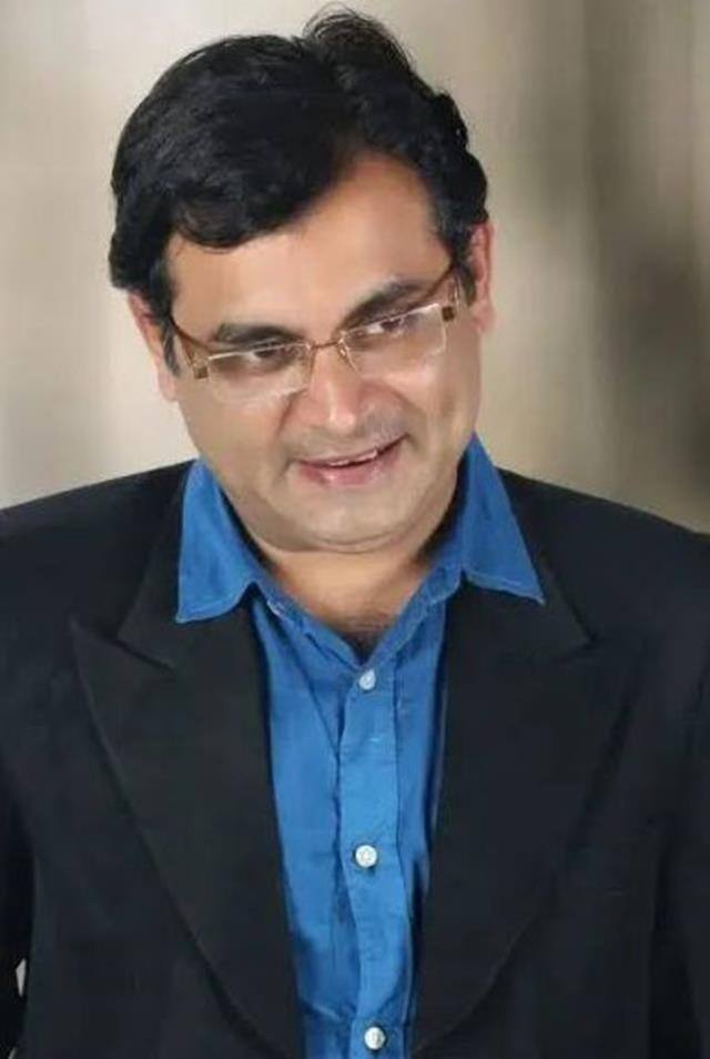 ਕਈ ਸ਼ੋਅਜ਼ ਦਾ ਹਿੱਸਾ ਰਹੇ ਲਲਿਤ ਮਨਚੰਦਾ ਦੱਸ ਦੇਈਏ ਕਿ ਲਲਿਤ ਮਨਚੰਦਾ ਨੇ ਸਬ ਟੀਵੀ ਦੇ ਮਸ਼ਹੂਰ ਸ਼ੋਅ 'ਤਾਰਕ ਮਹਿਤਾ ਕਾ ਉਲਟਾ ਚਸ਼ਮਾ' ਵਰਗੇ ਕਈ ਟੀਵੀ ਸ਼ੋਅਜ਼ ਵਿੱਚ ਕੰਮ ਕੀਤਾ ਹੈ। ਉਹ 'ਇੰਡੀਆਜ਼ ਮੋਸਟ ਵਾਂਟੇਡ', 'ਕ੍ਰਾਈਮ ਪੈਟਰੋਲ' ਅਤੇ 'ਯੇ ਰਿਸ਼ਤਾ ਕਯਾ ਕਹਿਲਾਤਾ ਹੈ' ਵਰਗੇ ਸ਼ੋਅਜ਼ 'ਚ ਵੀ ਨਜ਼ਰ ਆ ਚੁੱਕੀ ਹੈ। ਇਹ ਅਦਾਕਾਰ ਕੁਝ ਸਮਾਂ ਪਹਿਲਾਂ ਇੱਕ ਵੈੱਬ ਸੀਰੀਜ਼ ਲਈ ਵੀ ਕੰਮ ਕਰ ਰਿਹਾ ਸੀ।