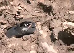 कीचड़ में पैरों के निशान, बिखड़े पड़े जूते, आतंकियों के खूनी खेल को बयां करती बैसरन की तस्वीरें