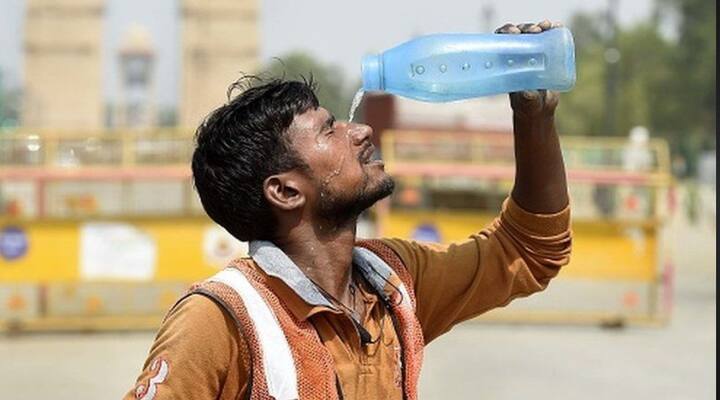 मुंबई शहर व उपनगरासह कोकणपट्ट्यात प्रचंड उष्ण व दमट तापमान नोंदवले जात आहे .