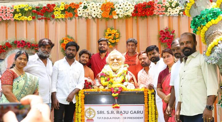 ఆర్ నారాయణ మూర్తి మాట్లాడుతూ... ''TFTDDA అసోసియేషన్ ఇంత గొప్పగా ఉందంటే ముక్కు రాజు మాస్టర్. కొత్తవాళ్లను ఎంకరేజ్ చేయడంలో ఆయన నంబర్ వన్. ఎంతో గొప్పతనం ఉన్న మంచి మనిషి. 24 శాఖల ఫెడరేషన్ ఏర్పాటు కోసం 1991లో ముక్కు రాజు మాస్టర్ వేసిన పునాది డ్యాన్సర్స్ అసోసియేషన్ స్థాపన. ఆ తర్వాత ఒక్కో యూనియన్ వచ్చింది. నా ప్రతి సినిమాలోనూ ముక్కు రాజు మాస్టర్ పని చేశారు. చిత్ర పరిశ్రమలోని కార్మికులందరికీ చిత్రపురి కాలనీలో పక్కా ఇళ్లు కట్టించి ఇవ్వాలని సీఎం రేవంత్ రెడ్డి గారికి విజ్ఞప్తి చేస్తున్నా'' అని చెప్పారు.