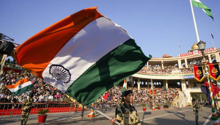 वर्तमान में SAARC वीजा की लिस्ट में लोगों की 24 केटेगरी शामिल है, जिनमें उच्च न्यायालयों के न्यायाधीश, सांसद, वरिष्ठ अधिकारी, व्यवसायी, पत्रकार, खिलाड़ी आदि शामिल हैं.