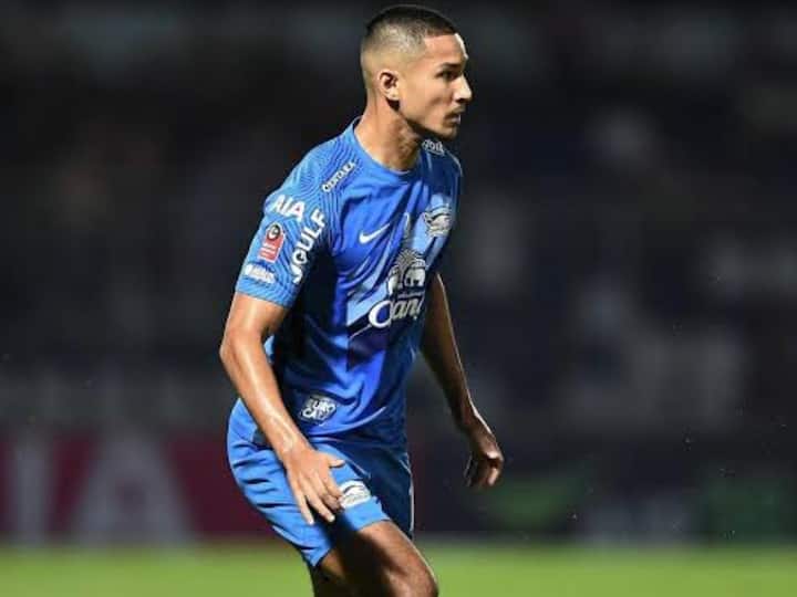 1 - Faiq Bolkiah : फैक बोलकियाह दुनिया के सबसे अमीर खिलाड़ी हैं. यह संपत्ति उन्हें ब्रुनेई के शाही परिवार के सदस्य के रूप में मिली है. उनकी संपत्ति मुख्य रूप से उनके परिवार की विशाल संपत्तियों से जुड़ी है, जिसमें तेल और प्राकृतिक गैस में निवेश शामिल है, न कि फुटबॉल से व्यक्तिगत आय से. फैक बोलकियाह की कुल नेटवर्थ रोनाल्डो से करीब 20 गुना ज्यादा है. फैक बोलकियाह की नेटवर्थ 20 बिलियन डॉलर है. (ऊपर दिए गए सभी blog mirror review से लिए गए हैं).