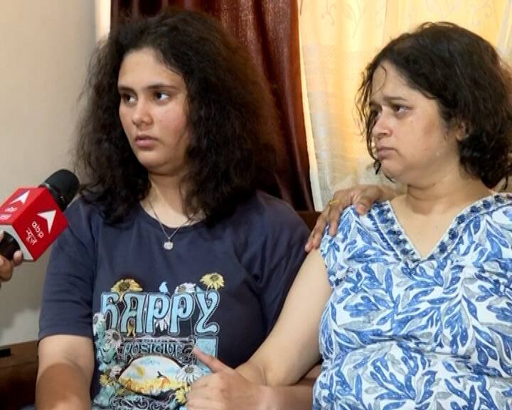 त्यानंतर घाबरून मी खाली झुकले आणि माझ्या बाबाजवळ काकू जवळ गेली. आई तिथेच होती. हे सगळं बघून मला तिथे काहीच सुचत नव्हतं.