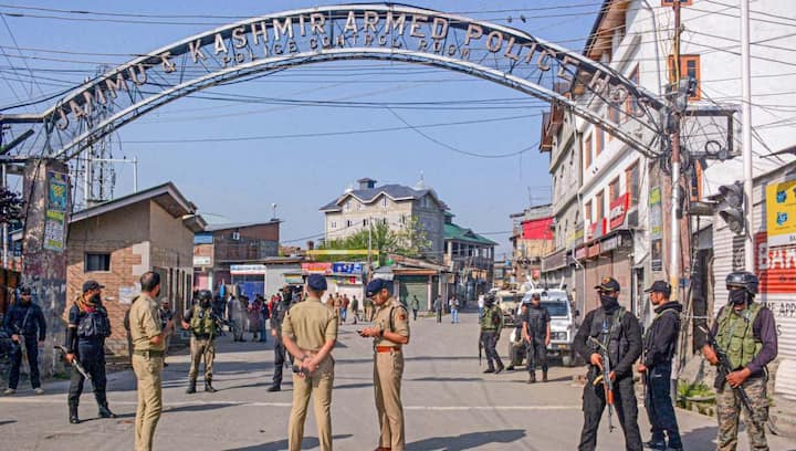 SAARC योजना के तहत  भारत सरकार की तरफ से पाकिस्तानी नागरिकों को दिए गए सभी वीजा रद्द हाेने के बाद उन्हें 48 घंटे के भीतर देश छोड़ने का निर्देश भी दिया गया है.