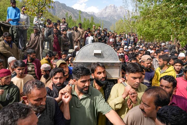 आदिल हुसैन की मां ने आगे कहा कि हम हर दिन उसकी कमाई से खाना खाते थे. वह प्रतिदिन 300 रुपये कमाता था. हम शाम को चावल खरीदते थे और साथ में खाते थे. वह मेरा सबसे बड़ा बेटा था. अब, कौन खाना लाएगा? कौन दवाइयां लाएगा.