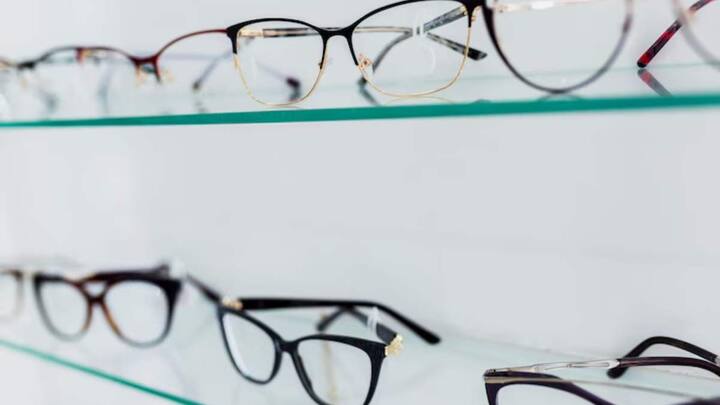 भारत में चश्मों में इस्तेमाल होने वाले ऑप्टिकल लेंस भी पाकिस्तान से खरीदे जाते हैं. यहां बनने वाले ऑप्टिकल्स की भारतीय बाजारों में बढ़ी मांग रहती है. अब सरकार के बड़े फैसलों के बाद और पाकिस्तान के साथ रिश्ते खत्म होने पर भारत में ऑप्टिकल लेंस महंगे हो सकते हैं.