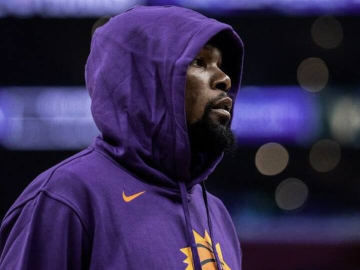7 - Kevin Durant : केविन ड्यूरेंट भी अमेरिका के बास्केटबॉल प्लेयर हैं, वह इस लिस्ट में 7वें नंबर पर आते हैं. उनकी कुल नेटवर्थ भी 300 मिलियन डॉलर की है.