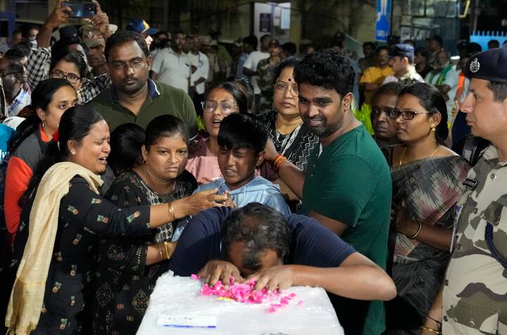फिलहाल पहलगाम में हुए इस आतंकी हमले को अंजाम देने वाले आतंकियों को सेना और पुलिस तलाश रही है, बताया जा रहा है कि जल्द इन्हें इनके किए की सजा मिल सकती है.