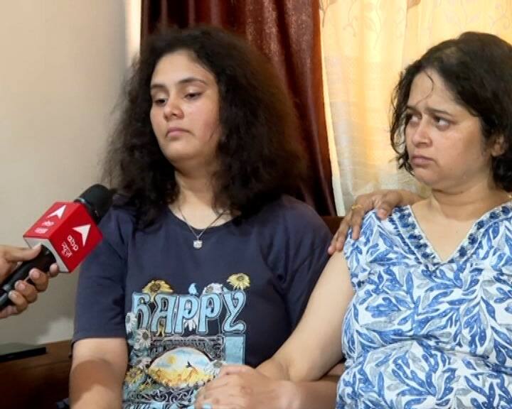 नंतर हेमंत काका त्यांना विचारायला गेलो की काय झालं. त्यांनाही एका बाजूला शूट केलं. त्यानंतर माझे बाबा बोलले की गोळी नका मारू.आम्ही काही नाही करत. तिथे माझी आई होती मागे, मी होते. ते गोळ्या चालवत होते. मी पण बाबाच्या सोबत होती. आई पुढे बाबाला कव्हर करायला गेली. पण, त्यांनी बाबाच्या पोटात गोळी मारली.