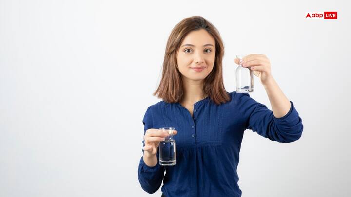 एक दिन में कितना पानी पीना चाहिए? एक दिन में कितना पानी पीना चाहिए, यह पूरी तरह आपकी उम्र, वजन, गतिविधि, मौसम और स्वास्थ्य स्थिति पर निर्भर करता है. फिर भी सामान्यत: महिलाओं और पुरुषों के लिए एक गाइडलाइन दी गई है.