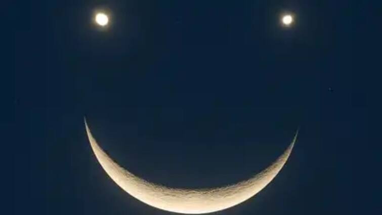 April 25 rare triple conjunction of venus saturn moon alignment to create smiley face in sky check date time how to watch Smiley Face In Sky: आसमान में किस दिन बनेगा 'स्माइली फेस', जानें क्या है इसे देखने का तरीका?