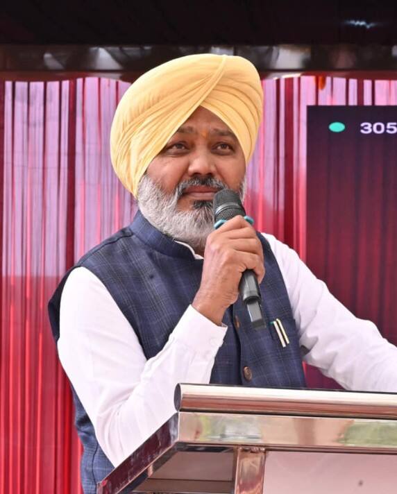 ਉਨ੍ਹਾਂ ਕਿਹਾ ਕਿ ਪ੍ਰਵਾਨਿਤ ਰਕਮ 29 ਮਈ, 2025 ਤੱਕ ਸੂਬਾ ਸਰਕਾਰ ਦੇ ਖਜ਼ਾਨੇ ਵਿੱਚੋਂ ਜਾਰੀ ਕਰ ਦਿੱਤੀ ਜਾਵੇਗੀ। ਉਨ੍ਹਾਂ ਕਿਹਾ ਕਿ ਹਰੇਕ ਸੂਬਾ ਸਰਕਾਰ ਦਾ ਫ਼ਰਜ਼ ਬਣਦਾ ਹੈ ਕਿ ਇਨ੍ਹਾਂ ਮੁਲਾਜ਼ਮਾਂ ’ਤੇ ਪੈ ਰਹੇ ਆਰਥਿਕ ਬੋਝ ਨੂੰ ਘੱਟ ਕੀਤਾ ਜਾਵੇ ਤਾਂ ਜੋ ਉਹ ਆਪਣੇ ਘਰੇਲੂ ਖਰਚਿਆਂ ਦਾ ਬਿਹਤਰ ਢੰਗ ਨਾਲ ਪ੍ਰਬੰਧਨ ਕਰ ਸਕਣ ਅਤੇ ਉਨ੍ਹਾਂ ਦੀ ਸਮੁੱਚੀ ਭਲਾਈ ਨੂੰ ਯਕੀਨੀ ਬਣਾਇਆ ਜਾ ਸਕੇ।