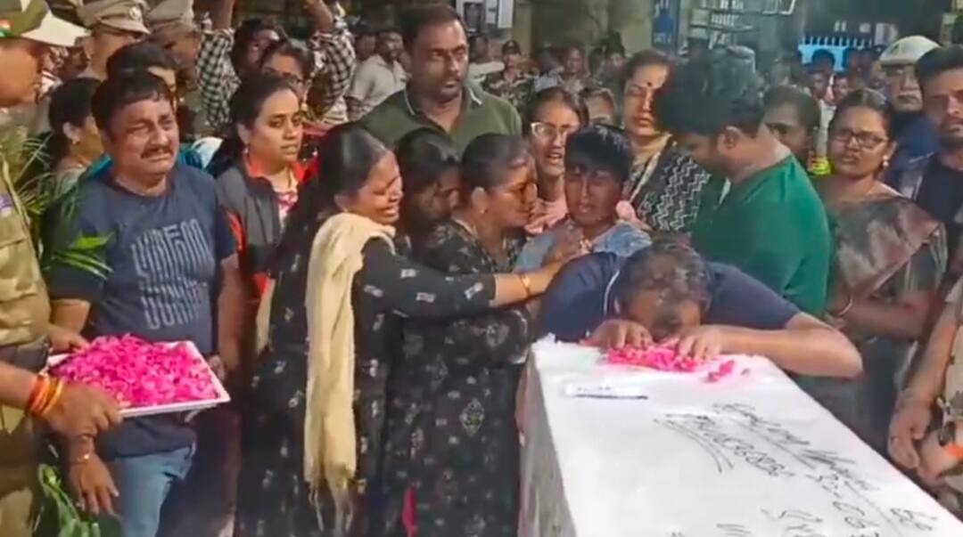 பயங்கரவாத தாக்குதலில் தந்தை உயிரிழப்ப; மகன் செய்த செயல் - கண்கலங்க வைக்கும் காட்சி