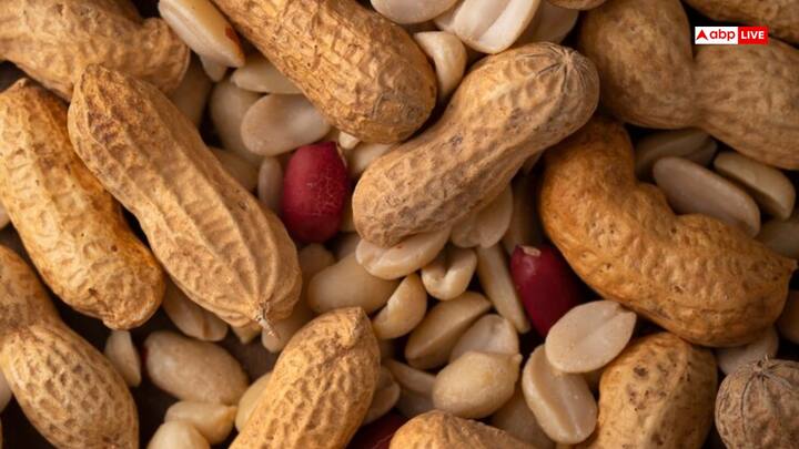 मूंगफली - मूंगफली भी डायबिटीज के मरीजों के लिए लाभकारी मानी जाती है. मूंगफली में प्रोटीन और हेल्दी फैट पाया जाता है. प्रोटीन की मात्रा होने से यह ब्लड लेवल को कंट्रोल में करता है. यहीं कारण है कि मूंगफली को डायबिटीज के मरीजों के लिए लाभकारी मानी जाती है.