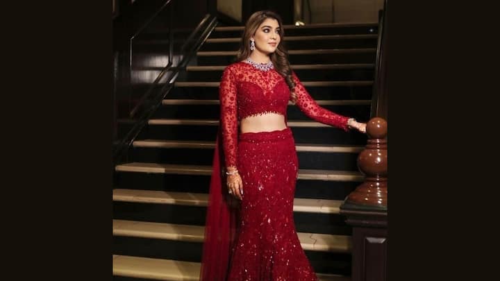 Mermaid Skirts with Statement Blouses: The perfect balance between structure and style—fitted mermaid silhouettes paired with bold, statement-making blouses are setting the tone for contemporary bridal fashion. (Image Source: Pinterest/ sritamamistry)