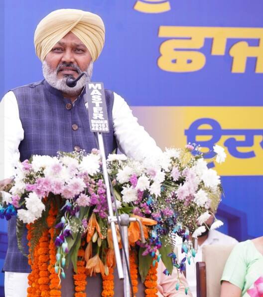 ਚੀਮਾ ਨੇ ਕਿਹਾ ਕਿ ਵਿੱਤ ਵਰ੍ਹੇ 2019-20 ਤੇ 2020-21 ਦੇ ਚੁਣੌਤੀਪੂਰਨ ਕੋਵਿਡ-19 ਸਾਲਾਂ ਦੌਰਾਨ ਵੀ ਕਾਂਗਰਸ ਸਰਕਾਰ ਵੱਲੋਂ ਕੋਈ ਵਾਧਾ ਕੀਤੇ ਬਿਨਾ ਸਿਰਫ 7500 ਰੁਪਏ ਦੇ ਵਿਆਜ ਰਹਿਤ ਕਣਕ ਕਰਜ਼ ਦੀ ਸਹੂਲਤ ਦਿੱਤੀ ਗਈ। ਇਸ ਨੂੰ ਬਾਅਦ ਵਿੱਚ ਚੋਣ ਵਰ੍ਹੇ 2021-22 ਦੌਰਾਨ ਤਿੰਨ ਸਾਲਾਂ ਉਪਰੰਤ ਸਿਰਫ 500 ਰੁਪਏ ਦਾ ਮਾਮੂਲੀ ਵਾਧਾ ਕਰਦਿਆਂ 8000 ਰੁਪਏ ਕੀਤਾ ਗਿਆ।