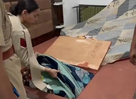 ਪੰਜਾਬ 'ਚ 13 ਘਰਾਂ 'ਤੇ ਪੁਲਿਸ ਦੀ Raid, ਫ੍ਰਿਜ-ਬੈੱਡ ਸਣੇ ਫਰੋਲੀਆਂ ਅਲਮਾਰੀਆਂ; 350 ਜਵਾਨ ਤਾਇਨਾਤ Operation Kaso in Fazilka ਪੰਜਾਬ 'ਚ 13 ਘਰਾਂ 'ਤੇ ਪੁਲਿਸ ਦੀ Raid, ਫ੍ਰਿਜ-ਬੈੱਡ ਸਣੇ ਫਰੋਲੀਆਂ ਅਲਮਾਰੀਆਂ; 350 ਜਵਾਨ ਤਾਇਨਾਤ